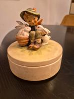 Vintage Hummel beeldje: Jongen met konijnen op doosje, Antiek en Kunst, Ophalen of Verzenden