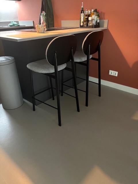 Twee Zuiver Spike barkrukken grijs 65 cm, Ophalen, Met voetsteun, 60 tot 90 cm, Zo goed als nieuw