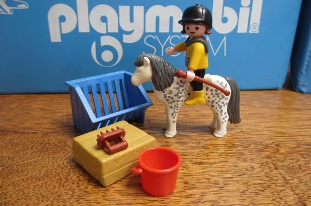 manege 3119 amazone cap schimmel pony eten ruif hooi 100%, Ophalen of Verzenden, Zo goed als nieuw, Complete set