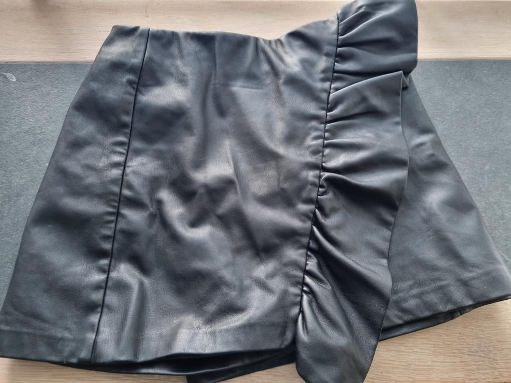 Nieuwstaat imitatieleer leatherlook broekrok Zara maat XS 34, Ophalen of Verzenden, Zo goed als nieuw, Maat 34 (XS) of kleiner
