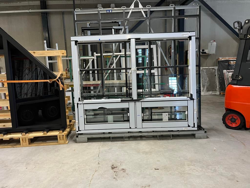 Wit kunststof kozijn met 2 bovenlichten, Gevelraam of Ruit, 120 tot 160 cm, Nieuw, Ophalen of Verzenden