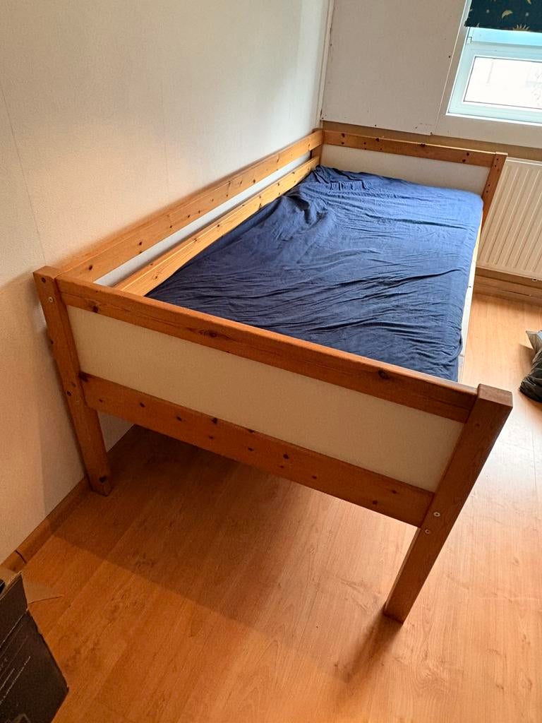 Een persoons bed, Huis en Inrichting, Slaapkamer | Bedden, Ophalen, 90 cm, Eenpersoons, Wit
