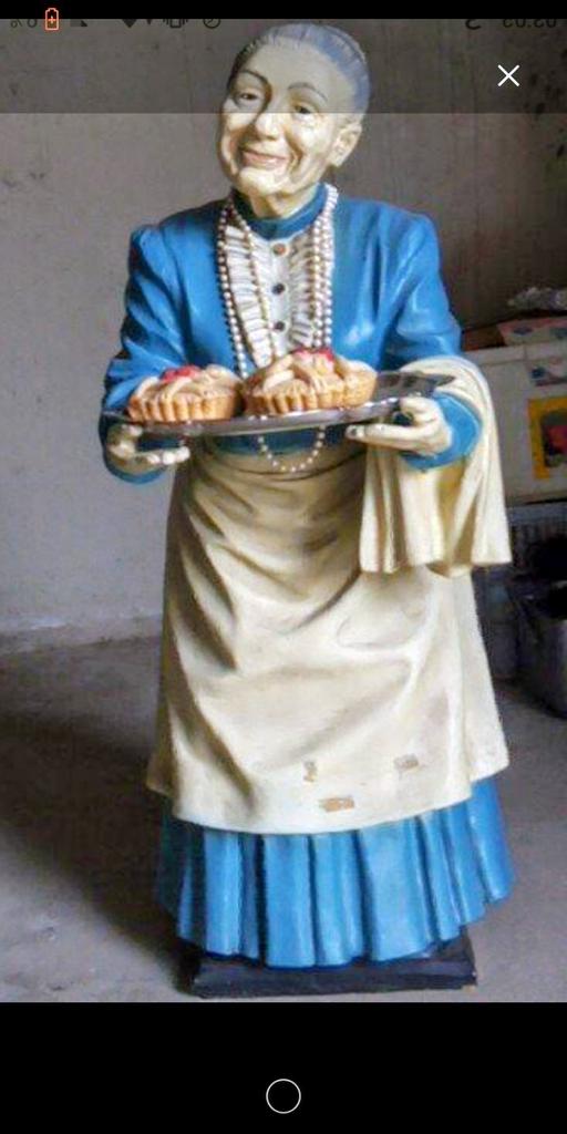 Decoratieve beeld van een oude vrouw met gebak, Verzamelen, Beelden en Beeldjes, Ophalen of Verzenden, Gebruikt, Mens