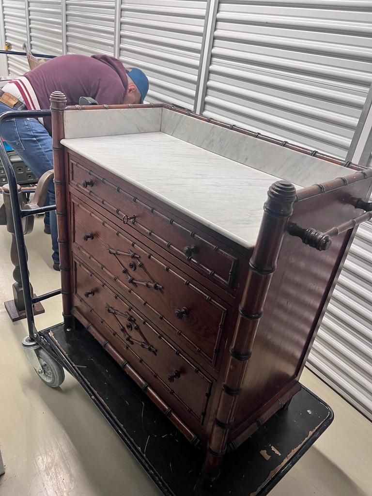 Antieke kast met marmeren blad en 3 lades, Ophalen