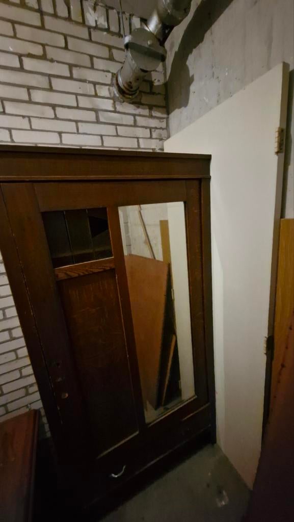 Oude kast met geslepen ruitjes, Ophalen