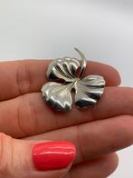 V811 Prachtige zilveren broche klavertje, Minder dan 4 cm, Ophalen of Verzenden, X, Zilver