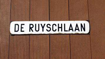 Straatnaambord wit met zwart Emaille look beschikbaar voor biedingen