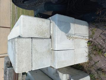 Betonblokken 160 cm. lang beschikbaar voor biedingen