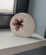 witte vaas met bloemvormige opening, Wit, Aardewerk of Porselein, Ophalen of Verzenden, Zo goed als nieuw