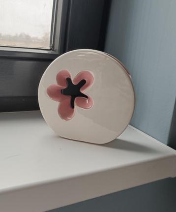 witte vaas met bloemvormige opening beschikbaar voor biedingen
