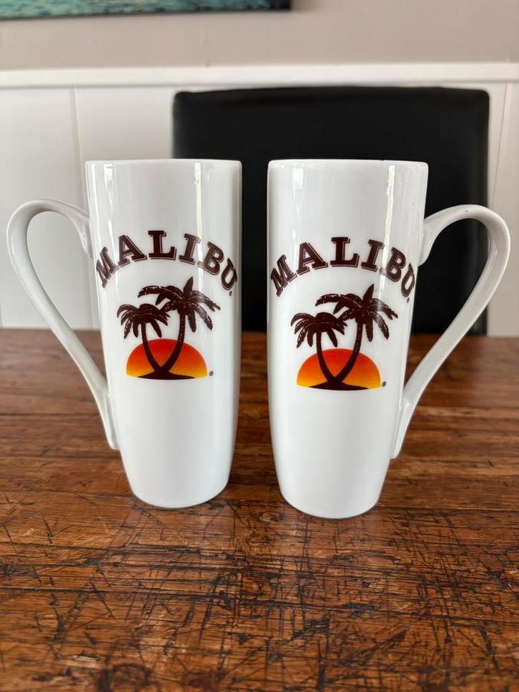 Twee hoge mokken/ bekers Malibu., Huis en Inrichting, Keuken | Servies, Zo goed als nieuw, Kop(pen) en/of Schotel(s), Overige stijlen