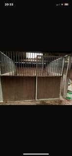 Paarddenstallen, Dieren en Toebehoren