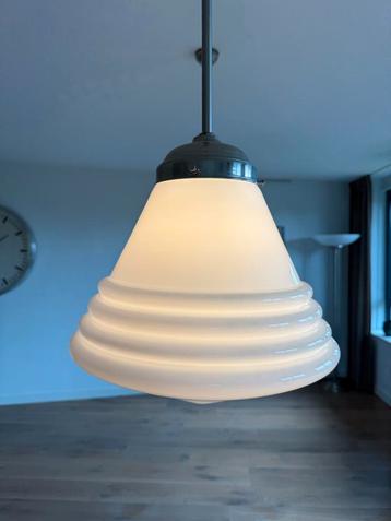 Hanglampen met melkwitte glazen kap. beschikbaar voor biedingen