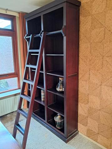 Houten Boekenkast met Ladder beschikbaar voor biedingen