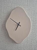 Japandi betonlook wandklok Nieuw met doos, Huis en Inrichting, Woonaccessoires | Klokken, Ophalen, Nieuw, Wandklok