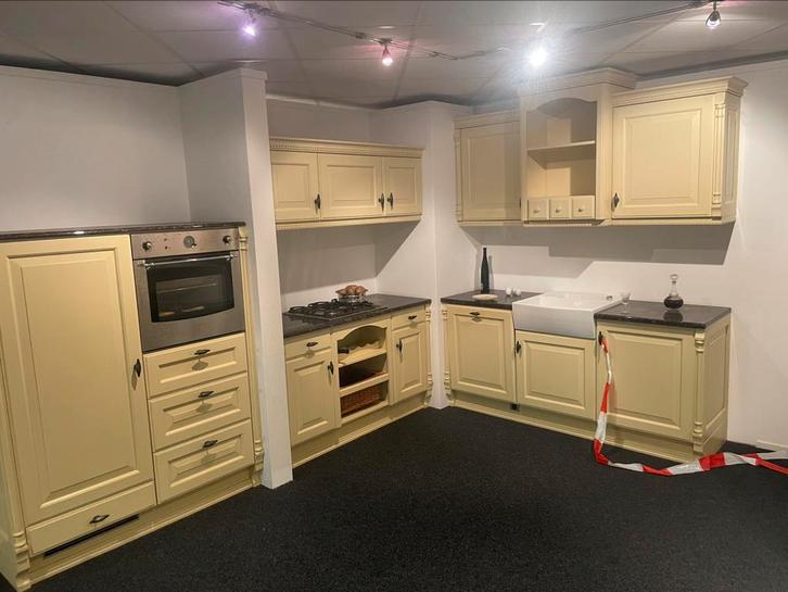 Prachtige landelijke keuken. Spotprijs, Huis en Inrichting, Keuken | Complete keukens, Nieuw, Hoekkeuken, Geel, Graniet of Steen