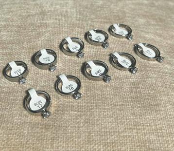 Set 10x ringen met steentje zilver (maat 17-21) beschikbaar voor biedingen