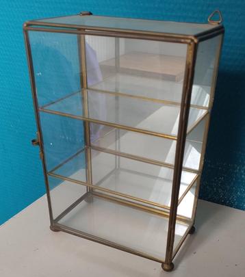Koopje! Vintage pronkkastje messing, glas en spiegel beschikbaar voor biedingen