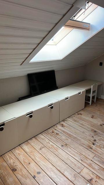 Ikea stuva speelgoedkisten en bureau incl 2 stoeltjes beschikbaar voor biedingen