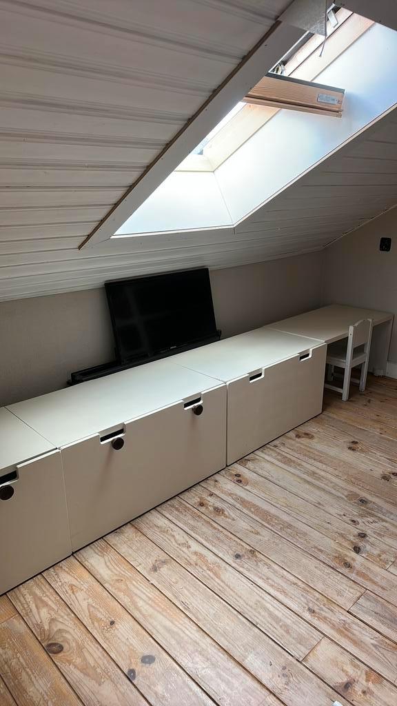 Ikea stuva speelgoedkisten en bureau incl 2 stoeltjes, Kinderen en Baby's, Kinderkamer | Commodes en Kasten, Gebruikt, Ophalen