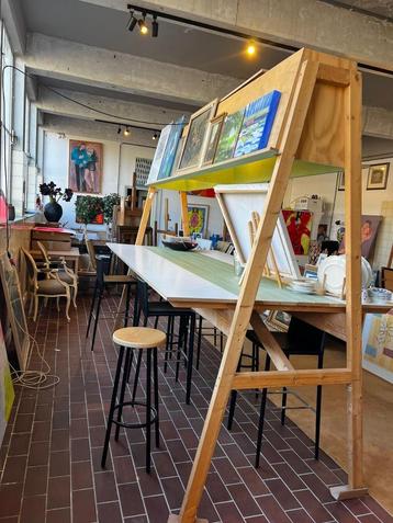 Hoge lees/knutsel/sta tafel voor ca. 8 personen beschikbaar voor biedingen