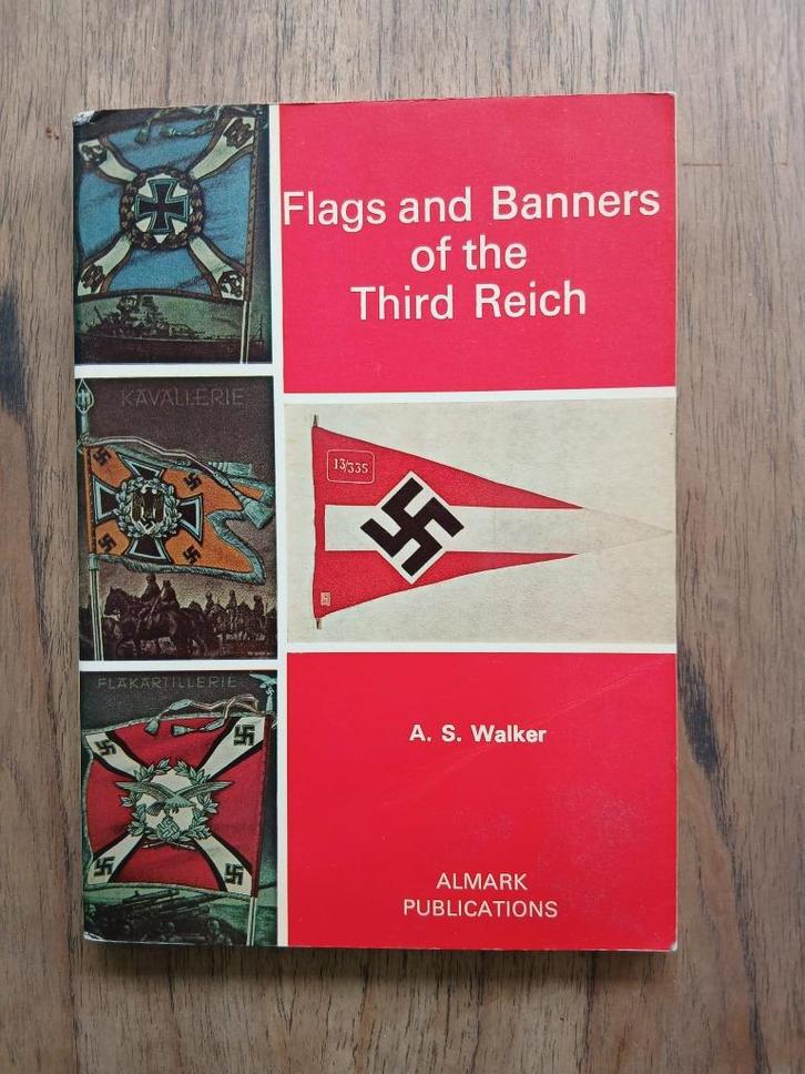 Flags and banners of the Third Reich, Boeken, Oorlog en Militair, Gelezen, Tweede Wereldoorlog, Ophalen of Verzenden
