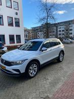 Volkswagen Tiguan 1.5 TSI 150pk DSG 2023 Life Business Wit, Auto's, Stof, 4 cilinders, Grijs, Particulier