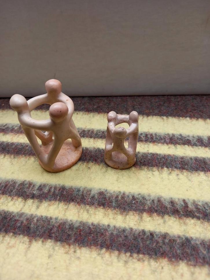 2 beeldjes van handgemaakte figuren, uit zand- of zeepsteen., Verzamelen, Beelden en Beeldjes, Gebruikt, Mens, Ophalen of Verzenden