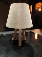 Leuke kleine tafellamp met houten voet en stoffen kap, Hout, Ophalen of Verzenden, Zo goed als nieuw, Modern