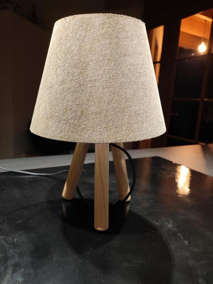 Leuke kleine tafellamp met houten voet en stoffen kap, Huis en Inrichting, Lampen | Tafellampen, Zo goed als nieuw, Minder dan 50 cm