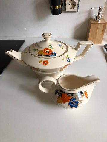 Antieke theepot met melkkannetje beschikbaar voor biedingen