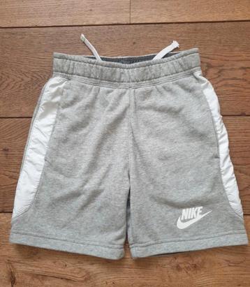 Nette sport broek Nike maat 128 beschikbaar voor biedingen