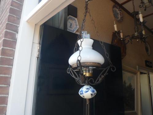 Vintage hanglamp smeedijzer Delfts blauw hallamp plafondlamp, Antiek en Kunst, Antiek | Lampen, Ophalen of Verzenden