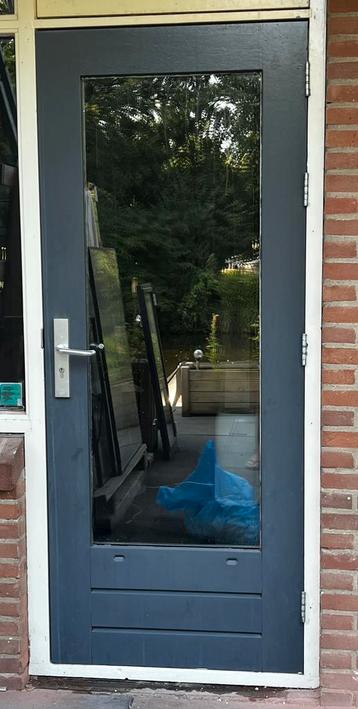 Mooie buitendeur met dubbel glas beschikbaar voor biedingen