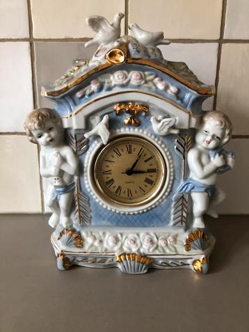 Porseleinen Engeltjes Klok met Duifjes beschikbaar voor biedingen