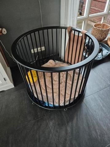 Bobita ronde box zwart. Zonder kleden beschikbaar voor biedingen