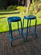 2 blauw stalen barkrukken 65 cm hoog, 2 krukken, Ophalen, Gebruikt, 60 tot 90 cm