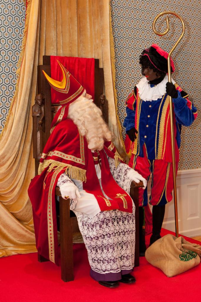 TE HUUR Pieten pakken  en Sinterklaas kostuums BUSSUM, Diversen, Sinterklaas, Nieuw, Ophalen