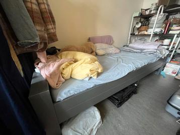 Single wooden bed beschikbaar voor biedingen
