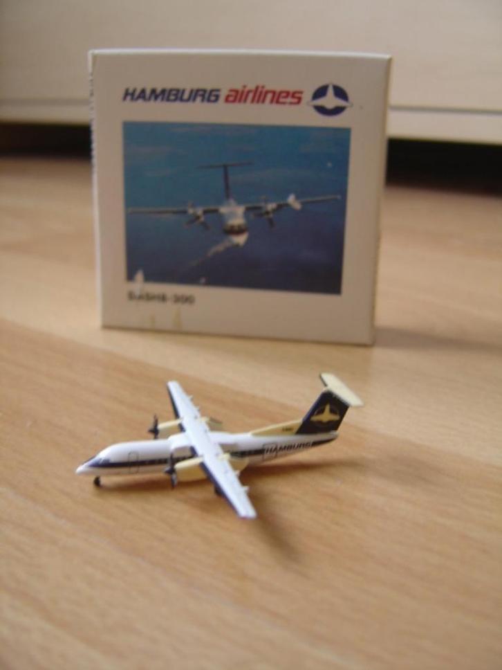 Herpa vliegtuig model 1:500 Hamburg Airlines Dash 8-300, Verzamelen, Luchtvaart en Vliegtuigspotten, Zo goed als nieuw, Schaalmodel