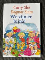 Carry Slee - We zijn er bijna!, Boeken, Kinderboeken | Kleuters, Ophalen of Verzenden, Zo goed als nieuw, Carry Slee & Dagmar Stam