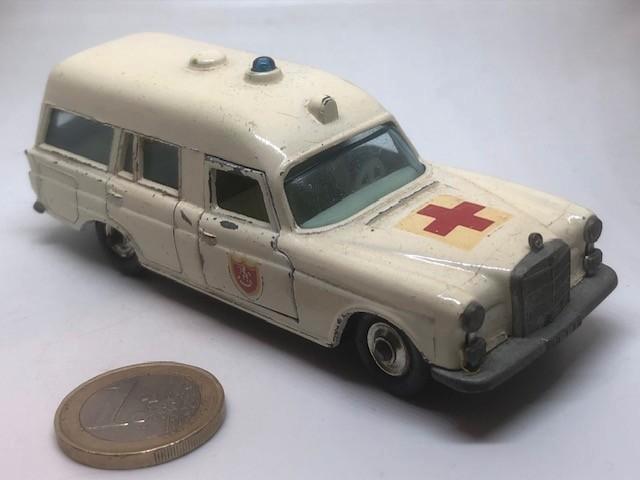 Mercedes Benz Binz Ambulance K-6 UNIEK MET BRANCARD, Lesney, Hobby en Vrije tijd, Modelauto's | 1:50, Gebruikt, Auto, SIKU, Ophalen of Verzenden