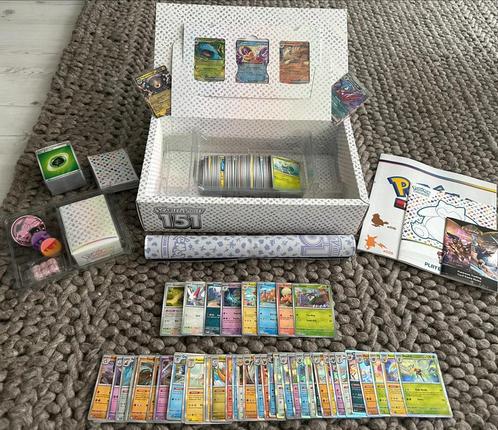 Pokémon Ultra Premium Collection met 200 kaarten, Hobby en Vrije tijd, Verzamelkaartspellen | Pokémon, Zo goed als nieuw, Ophalen of Verzenden