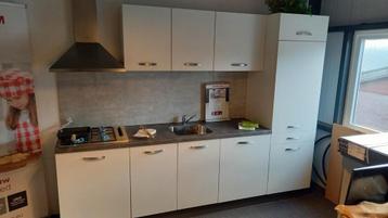 Keuken 270cm, showmodel met blad-bak-kraan-kook-afz-koelkast beschikbaar voor biedingen