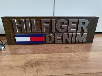 Verlicht Hilfiger Denim reclame board. beschikbaar voor biedingen