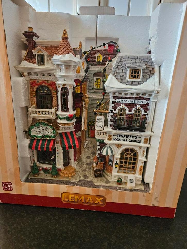 LEMAX Village Shops collectors item, Diversen, Kerst, Nieuw, Ophalen of Verzenden