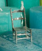Van Kempen Begeer miniatuur zilveren stoeltje met biezen mat, Verzamelen, Poppenhuizen en Toebehoren, Poppenhuis, Zo goed als nieuw