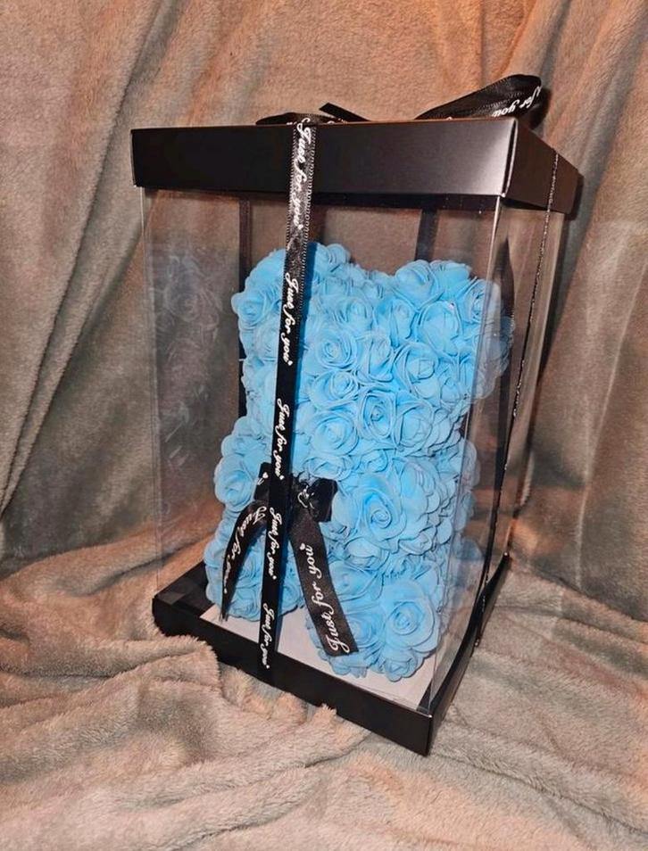 Rozenbeertje gemaakt van licht blauwe foam roosjes

24 cm, Verzamelen, Beren en Cherished Teddies, Nieuw, Stoffen beer, Overige merken