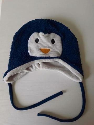 Leuke Donkerblauwe Pinguin Wintermuts beschikbaar voor biedingen