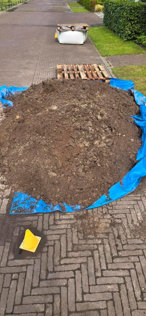 Gratis af te halen: Zwarte tuinaarde, Tuin en Terras, Zand, Zo goed als nieuw, Ophoogzand, Ophalen
